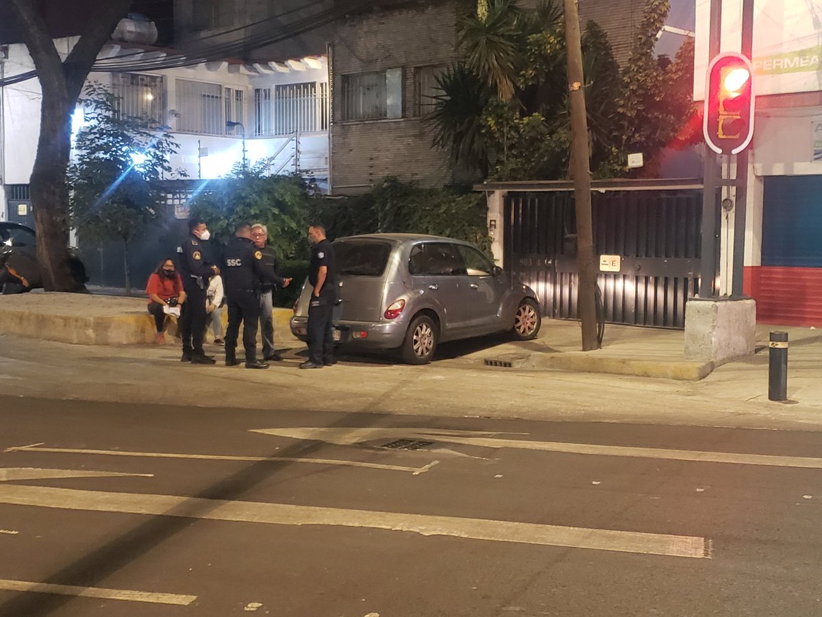 Fabián Heredia 🌹☭ (@cyb3rpsycho) on Twitter photo Parece que hubo un incidente vial entre un coche gris y posiblemente un peatón en Eje 5 Sur Eugenia, Heriberto Frias y División del Norte, <a href="/coldelvallecdmx/">Colonia Del Valle</a>, <a href="/BJAlcaldia/">Alcaldía de Benito Juárez</a>.
Ambulancia y SSC en el lugar. Parece que hubo un incidente vial entre un coche gris y posiblemente un peatón en Eje 5 Sur Eugenia, Heriberto Frias y División del Norte, <a href="/coldelvallecdmx/">Colonia Del Valle</a>, <a href="/BJAlcaldia/">Alcaldía de Benito Juárez</a>.
Ambulancia y SSC en el lugar.