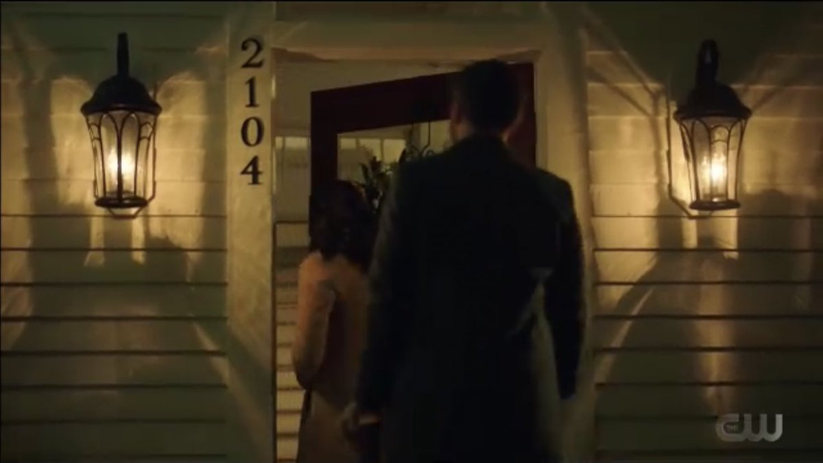 delelunas's tweet photo. DAMON AND ELENA'S HOUSE I REPEAT THEIR HOUSE IS SHOWN THAT DAMON REBUILT FOR ELENA https://t.co/QcTKPAJOn0