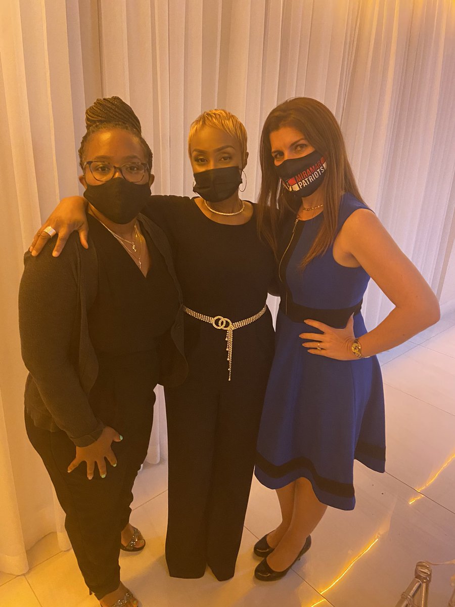 msformoso's tweet photo. This evening, we celebrated the top 10% of Miramar High’s graduating class!  It was AMAZING to see our #PatriotScholars and be able to recognize their incredible achievement.  Thank you to @_MHS_NHS sponsor Ms. Richardson for coordinating such a lovely event! #PatriotsNeverRest! https://t.co/SLXnrE8Fsp