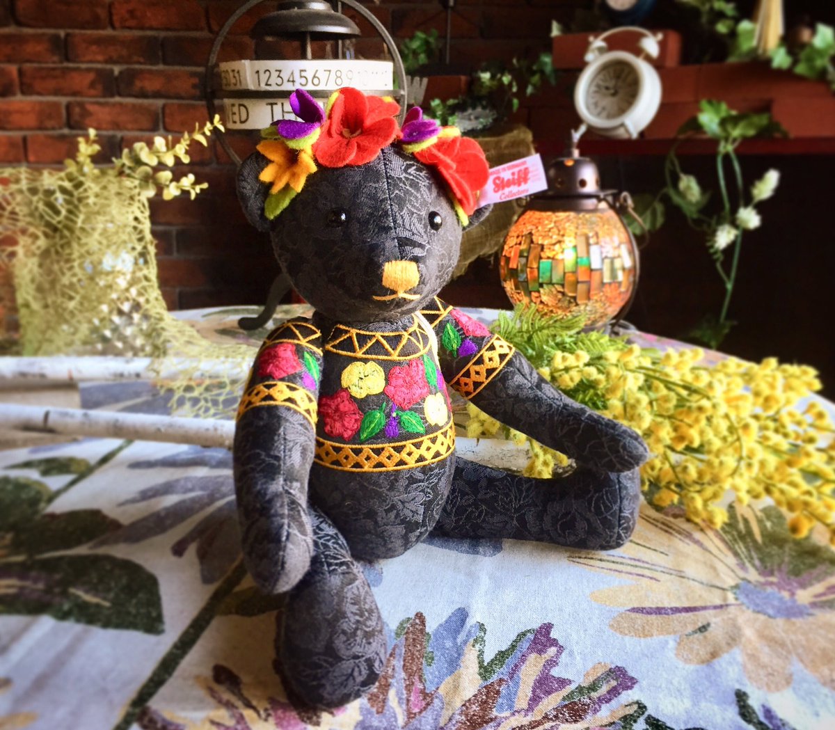 はこだて明治館 公式 ドイツシュタイフ社限定品 デザイナーズチョイス フリーダテディベア お部屋に座っていると パッと華やかになるベアちゃんです シュタイフ社 シュタイフテディ テディベア ぬい撮り 函館 はこだて明治館 はこだて明治館