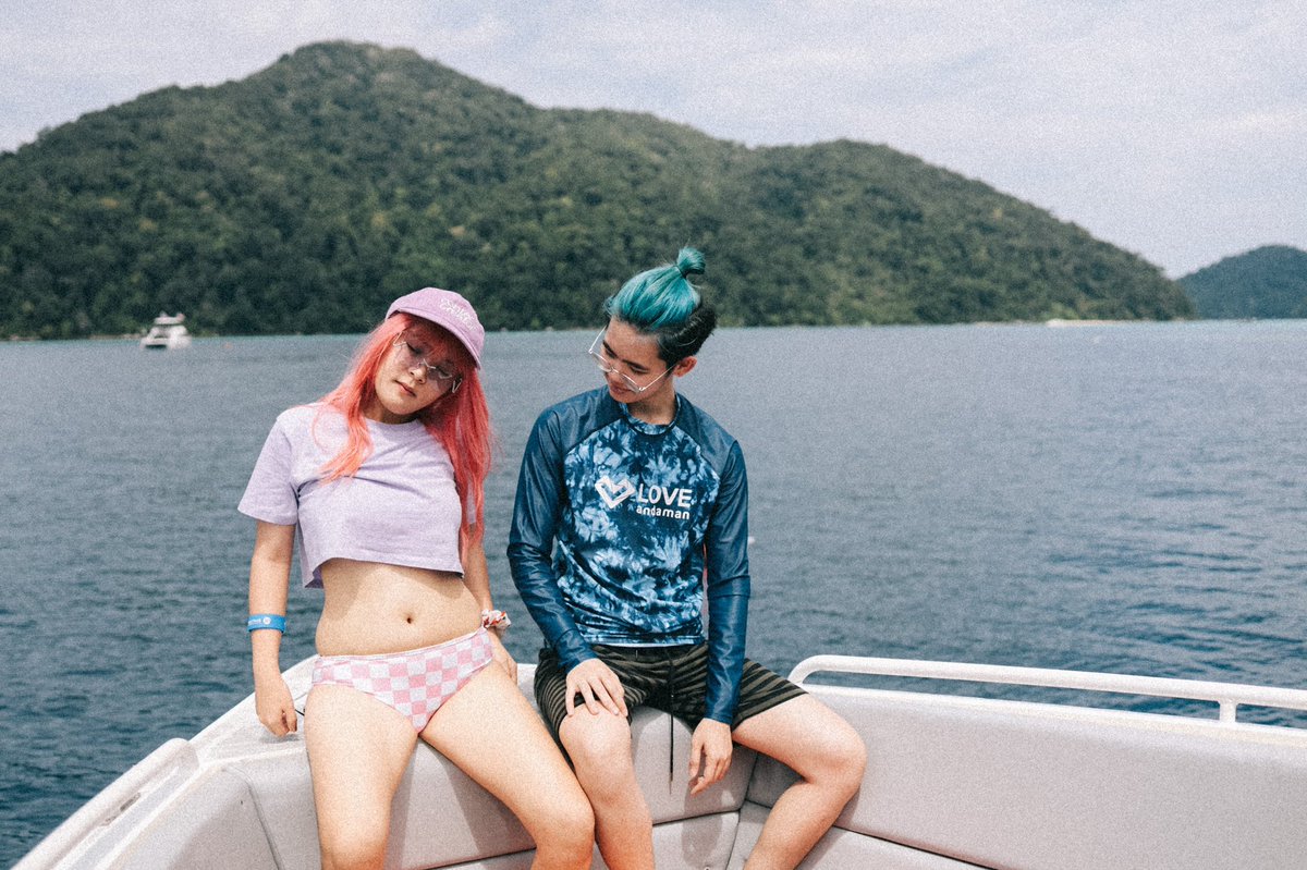 แก คือเราโดนเจ๊คนนึงบนเรือนินทาว่าอ้วนแล้วยังกล้าใส่ชุดว่ายน้ำ ยิ่งตอนเรามาถ่ายรูปหน้าเรือคือขำกันคุกคิกเลย คือเรามาทะเล เราอยากใส่บ้างมันผิดมากเลยหรอ นี่มันยุคไหนละเจ๊ อยากบอกว่า ถึงหนูจะอ้วน แต่ก็มีผัวแล้วค่าา สบายใจ