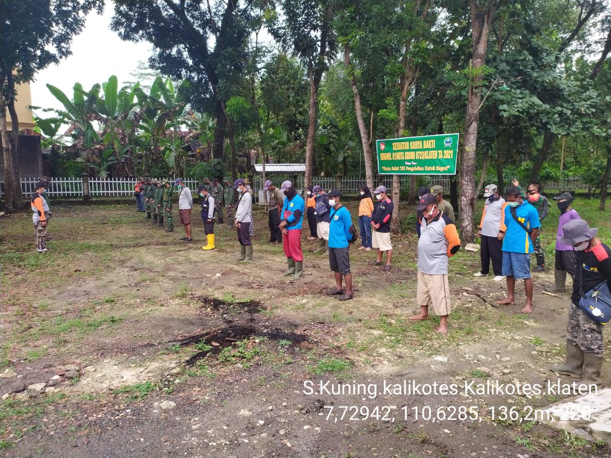 sekolahsungaik1's tweet photo. #gotong royong merawat sungai bersih sungai karya bakti koramil kalikotes @kodimklaten polsek warga pemdes komunitas kalikotes @kabarklaten @YaniSunarno @bbwsbsolo . Jangan buang sampah&limbah di sungai yuk.@ganjarpranowo . Semoga tak banjir lagi @BNPB_Indonesia @dpusdatarujtg https://t.co/ij4SKDGsAY