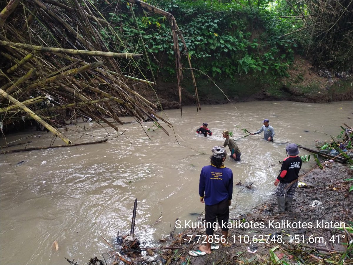 sekolahsungaik1's tweet photo. #gotong royong merawat sungai bersih sungai karya bakti koramil kalikotes @kodimklaten polsek warga pemdes komunitas kalikotes @kabarklaten @YaniSunarno @bbwsbsolo . Jangan buang sampah&limbah di sungai yuk.@ganjarpranowo . Semoga tak banjir lagi @BNPB_Indonesia @dpusdatarujtg https://t.co/ij4SKDGsAY