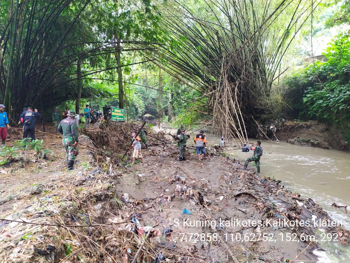 sekolahsungaik1's tweet photo. #gotong royong merawat sungai bersih sungai karya bakti koramil kalikotes @kodimklaten polsek warga pemdes komunitas kalikotes @kabarklaten @YaniSunarno @bbwsbsolo . Jangan buang sampah&limbah di sungai yuk.@ganjarpranowo . Semoga tak banjir lagi @BNPB_Indonesia @dpusdatarujtg https://t.co/ij4SKDGsAY