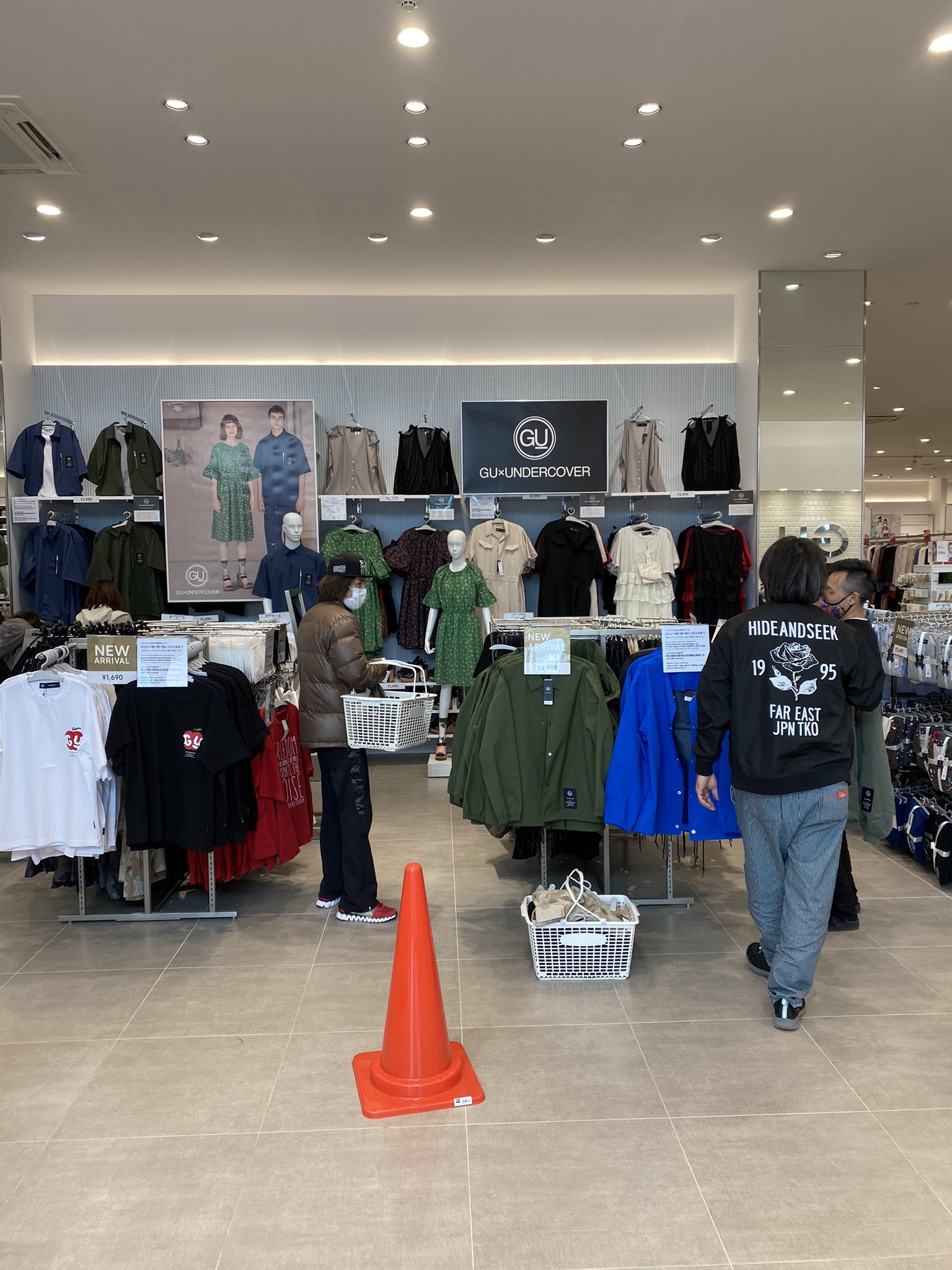 Joiner Gu と Undercover のコラボレーションはgu 金沢大河端店ではam8 00から行列ができ整理券が150枚配布です 若い子より裏原宿を通ったおじさん世代 僕も が多いようです おじさん達仕事は 僕も ちなみに小泉今日子さん同様に僕もgraceを所有し