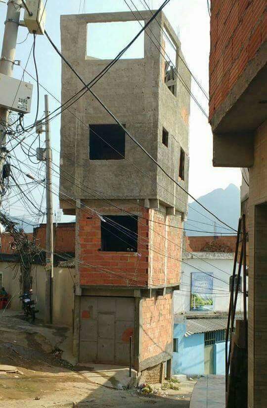 AJolines's tweet photo. Desafiando las matemáticas, la física, la geometría, el tiempo, el espacio, la carrera de arquitectura, la Nasa, Einstein, y el espíritu santo.
😂😂😂😂 https://t.co/OvlVcdXosq