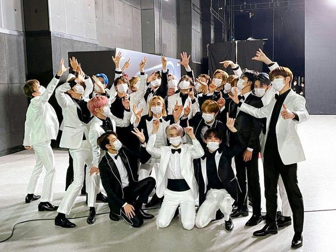 VLVD0Y's tweet image. happy 5th anniversary! 
Jika takdir merupakan asal dari semua. Maka, bisakah aku berpendapat, bahwa pertemuan kita adalah jalan dari semua takdir?
#HappyNCTDay
#ToTheWorldwithNCT
@NCTsmtown