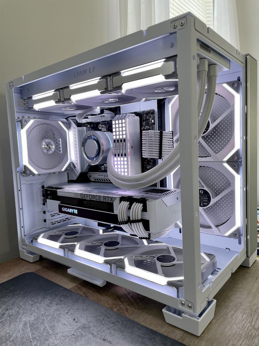 xDOCTAx's tweet photo. So I'm thinking this is my new build. Lian Li 011 Mini.
Going back to a single stream PC. This thing is going to be a beast.
Stay tuned in the coming weeks. https://t.co/OKm1vqSYRM