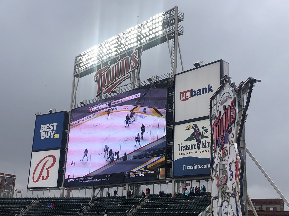 thauserkstp's tweet image. Best Twins rain delay ever. Minnesota State Mavericks vs. St. Cloud State Huskies on the scoreboard at Frozen Four from Pittsburgh. Meanwhile, Twins playing again up 6-1. #onlyinminnesota @Twins
