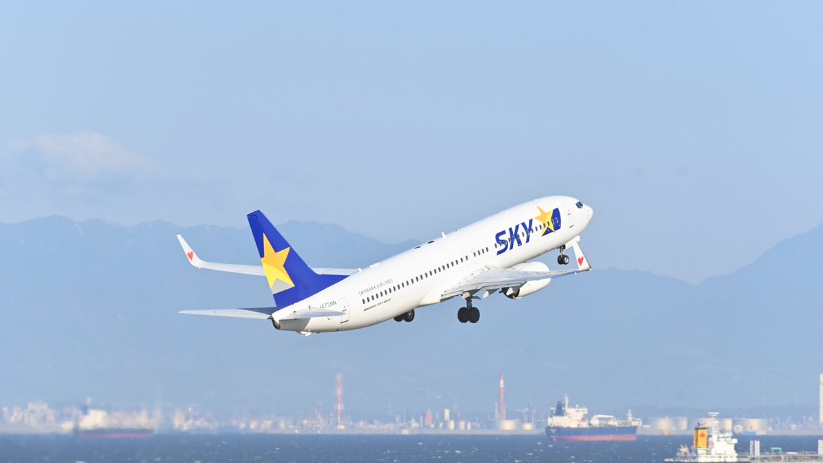 中部国際空港セントレア 新千歳行きのスカイマーク761便がセントレア離陸です 尾翼のブルーが空に映えますね 行ってらっしゃい