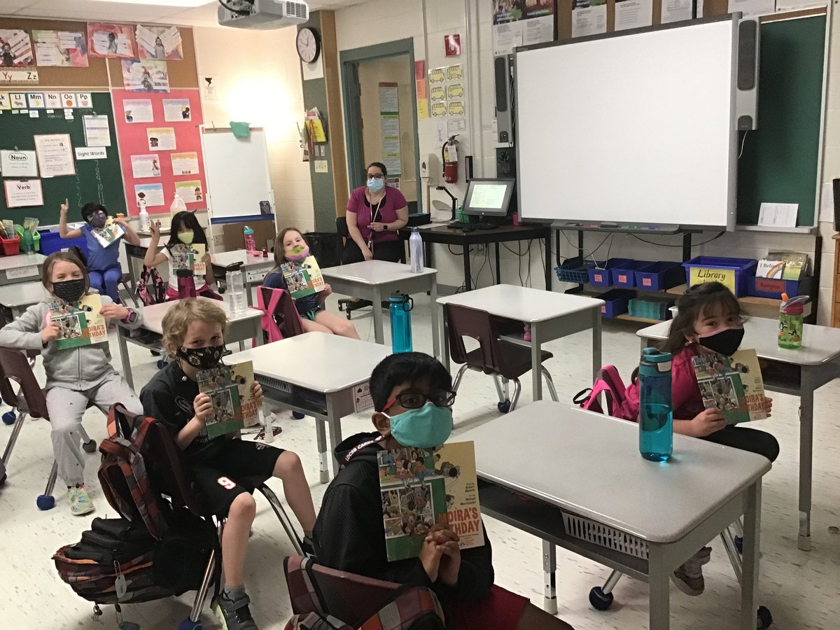 Today two more classes were given their TD Free books. The book is called "Moira's Birthday" written by Robert Munsch.  Thanks to the TD Bank Group for giving this gift of literacy to all grade 1 students across Canada! <a href="/LDCSB/">London District Catholic School Board</a> <a href="/Staudt1/">@Staudt1</a> <a href="/mariagrazia014/">Maria Giampa</a>