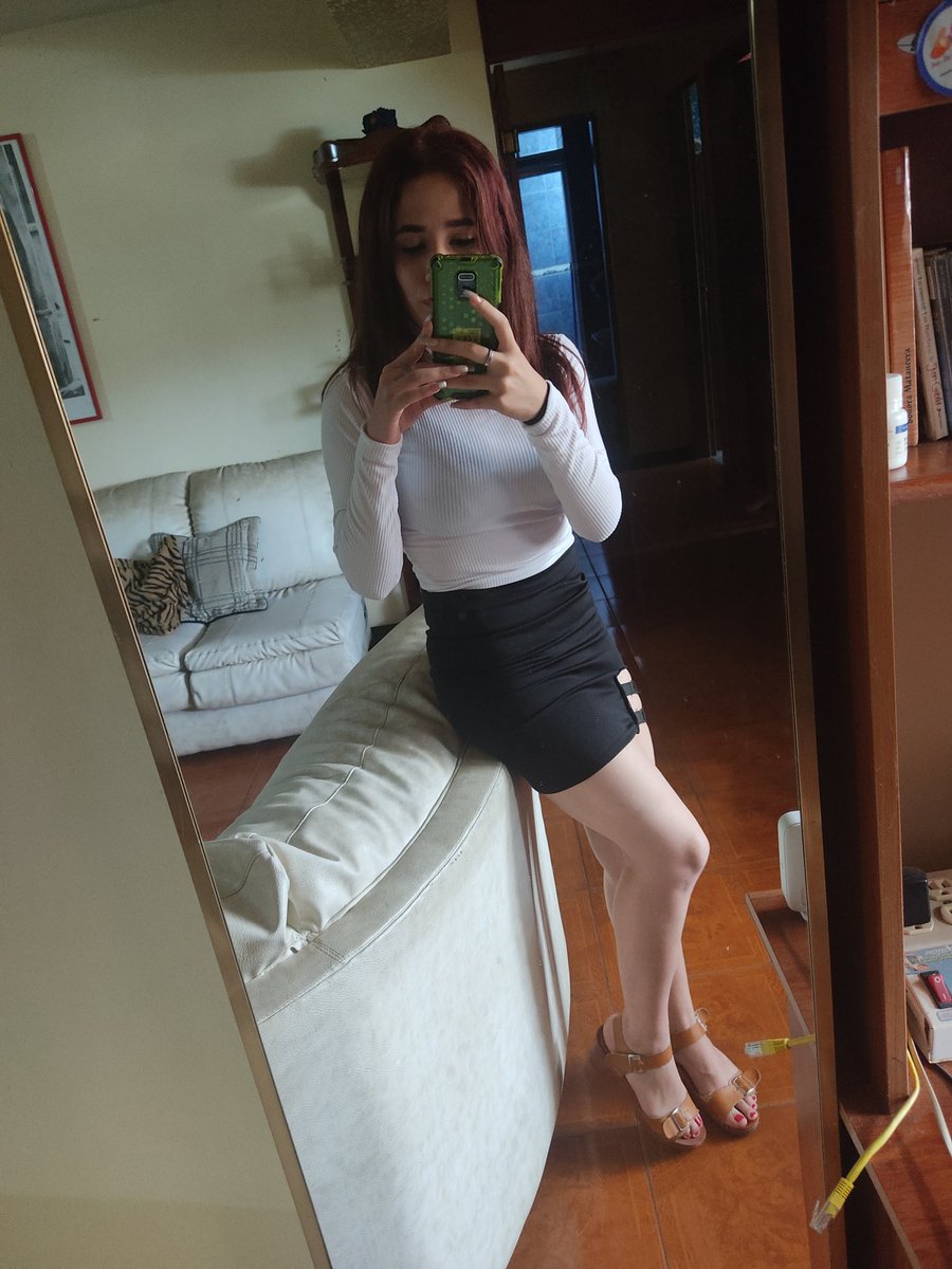 aleccittx's tweet image. Pelirroja, piernona y blanquita 🥺✨.