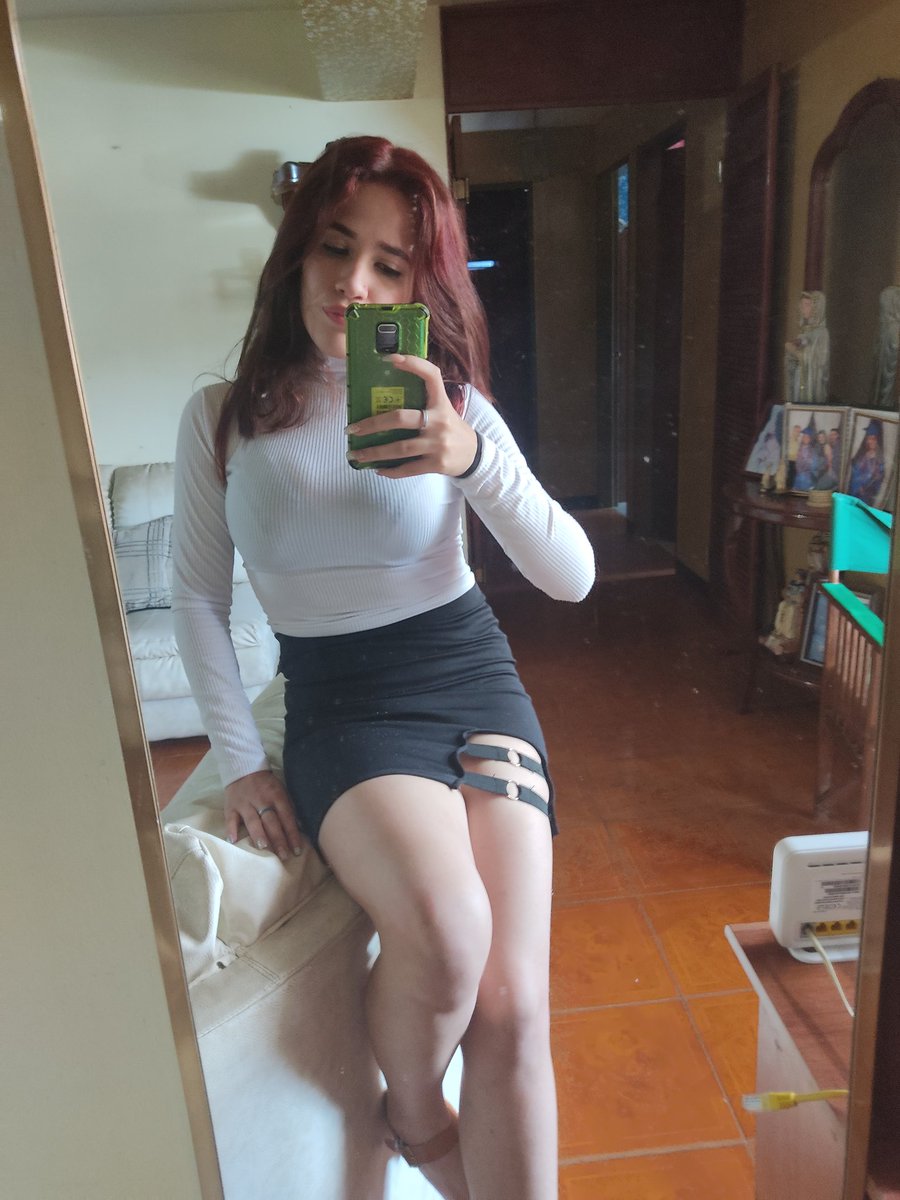 aleccittx's tweet image. Pelirroja, piernona y blanquita 🥺✨.