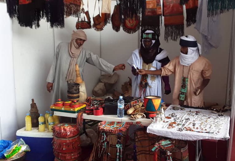MariaSt_UNHCR's tweet photo. A story of refugee #inclusion:
A week ago a fair took place in #Timbedra, 🇲🇷
The refugees were invited to participate and exhibit their milk #products and beautiful leather #handicrafts next to their Mauritanian hosts.
The #President of 🇲🇷 visited and chatted with them.
#proud https://t.co/te2zeILWvw
