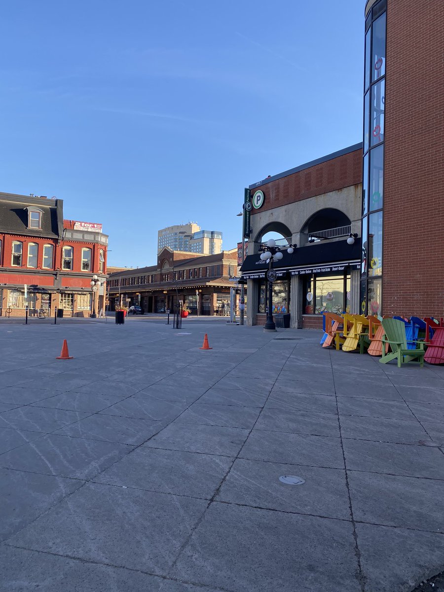 stephanie_ha's tweet photo. A beautiful day and an empty Byward Market. #ottnews #stayathomeorder #hopingforbetterdays https://t.co/jMqq4DaR2y