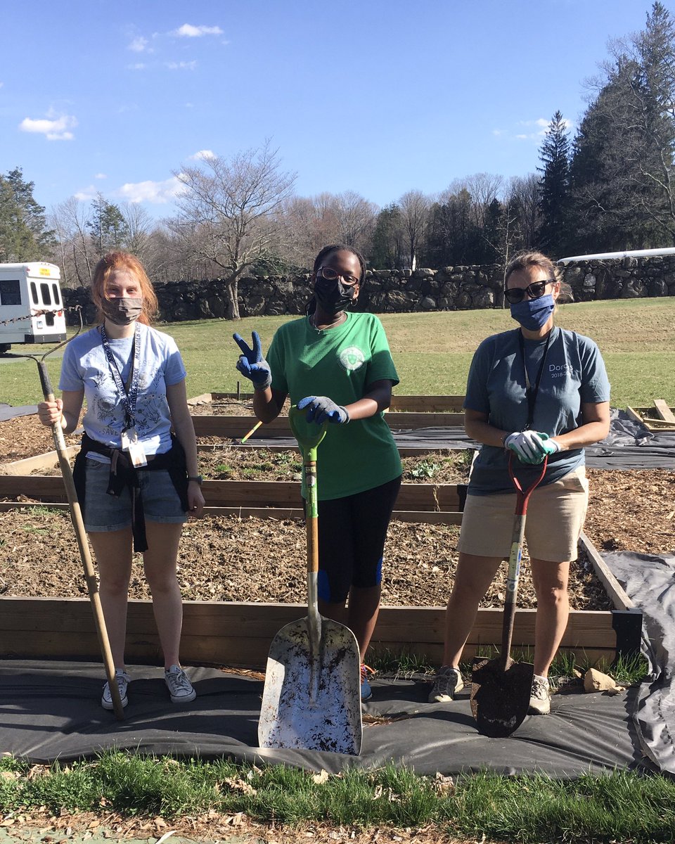 WestoverRasin's tweet photo. #WestoverCommunityService We had a great day for the Spring Community Service team to work on our community garden. 🍅🥬🥦🌽. https://t.co/fYCgD5O1ds