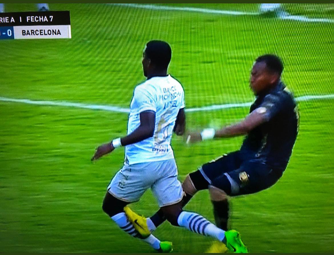 aquilesalvarez's tweet photo. Señor Guerrero , lo de hoy es increíble. Uds cada vez se superan más... que desastre !! Pobre fútbol ecuatoriano. Esto ya está fuera de control . #ReestructurenLaCNA https://t.co/yVi6oyWzob