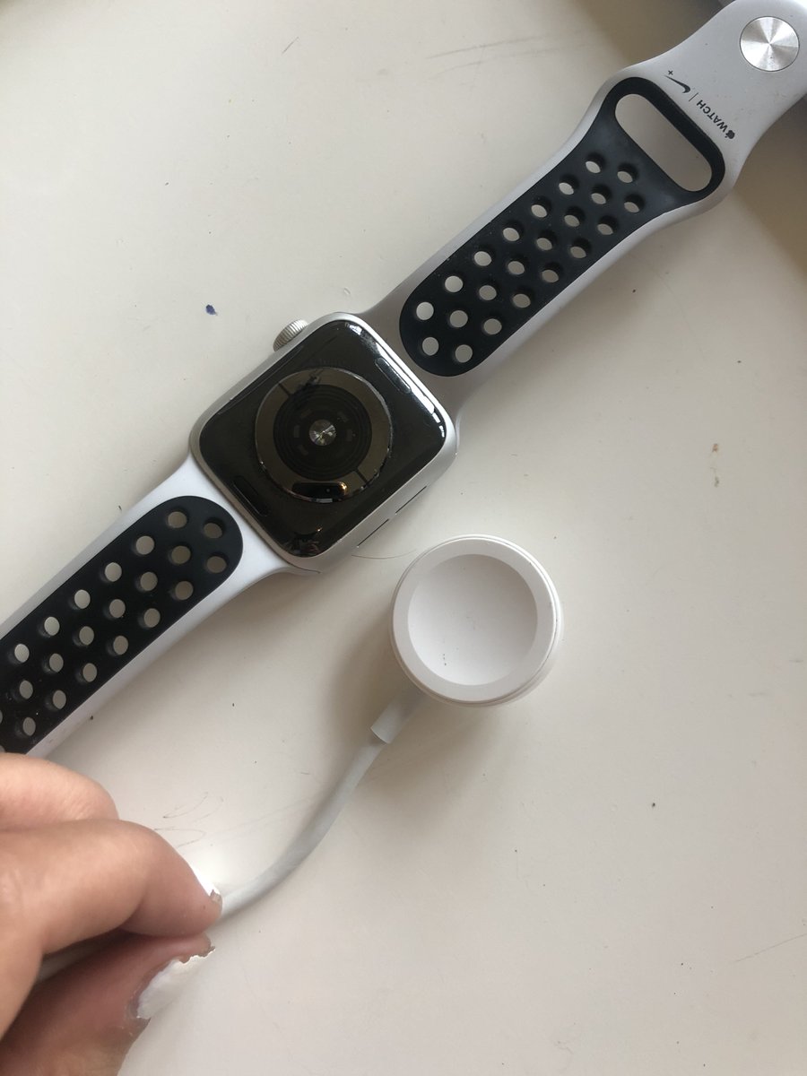 LisaHofer12's tweet photo. @ProfBouwmeester Good design example. Apple watch magnetically attaches to its charger in any orientation. Makes charging super easy and unlikely to fail. #bme1802 https://t.co/1Gv0HJmAk2