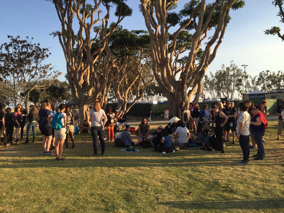 WynonnaEarpPod's tweet photo. @realtimrozon @WynonnaFans First ever #EarperMeetup at SDCC 2016 by that ๐ณ. #WynonnaEarp https://t.co/JVAKym8sm6