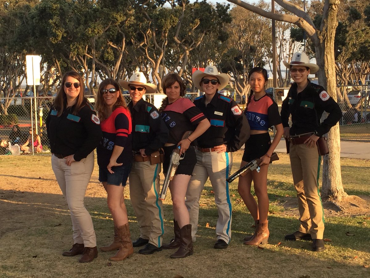 WynonnaEarpPod's tweet photo. @realtimrozon @WynonnaFans First ever #EarperMeetup at SDCC 2016 by that ๐ณ. #WynonnaEarp https://t.co/JVAKym8sm6