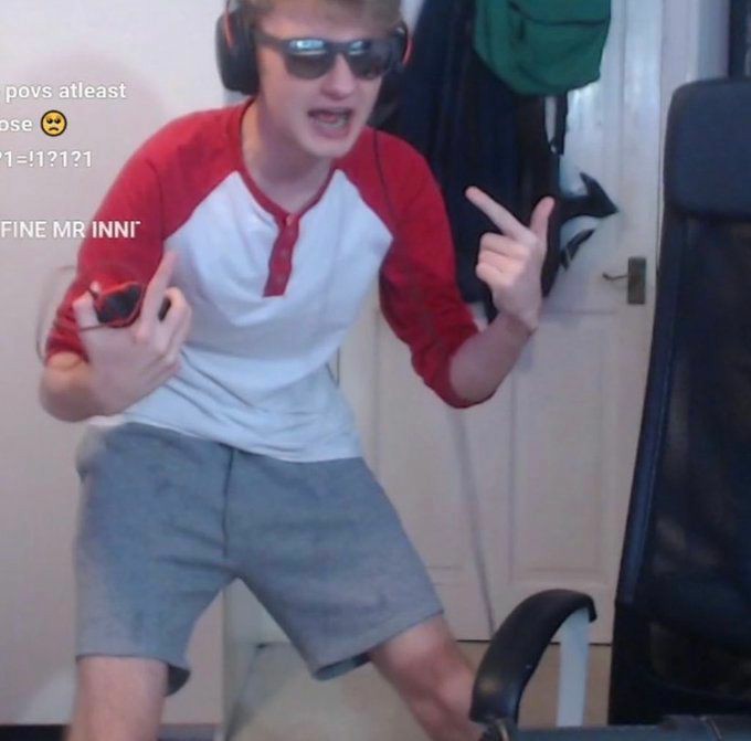neonverse_'s tweet photo. BIG MAN IS GETTING OLDER POGGGGGGG #happybirthdaytommyinnit https://t.co/7mXJgaeiZw