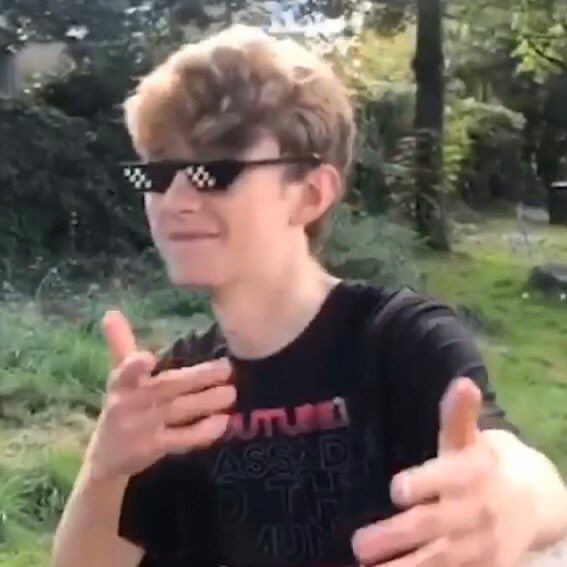 neonverse_'s tweet photo. BIG MAN IS GETTING OLDER POGGGGGGG #happybirthdaytommyinnit https://t.co/7mXJgaeiZw