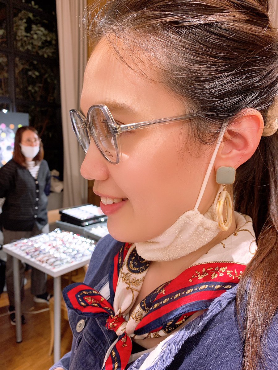 おはよよよ🐣
最近ずっと変わった形のメガネを探しててタイミングよくお仕事で運命の出会いをしたの👓️この形は日本人でなかなか似合う人いないらしい!!それが似合うと言われて即決😊👍デンマークのメガネなんだ～🇩🇰めっちゃお洒落だよね💓似合うかな…？反応くれたら嬉しい✨#kilsgaard #portobello