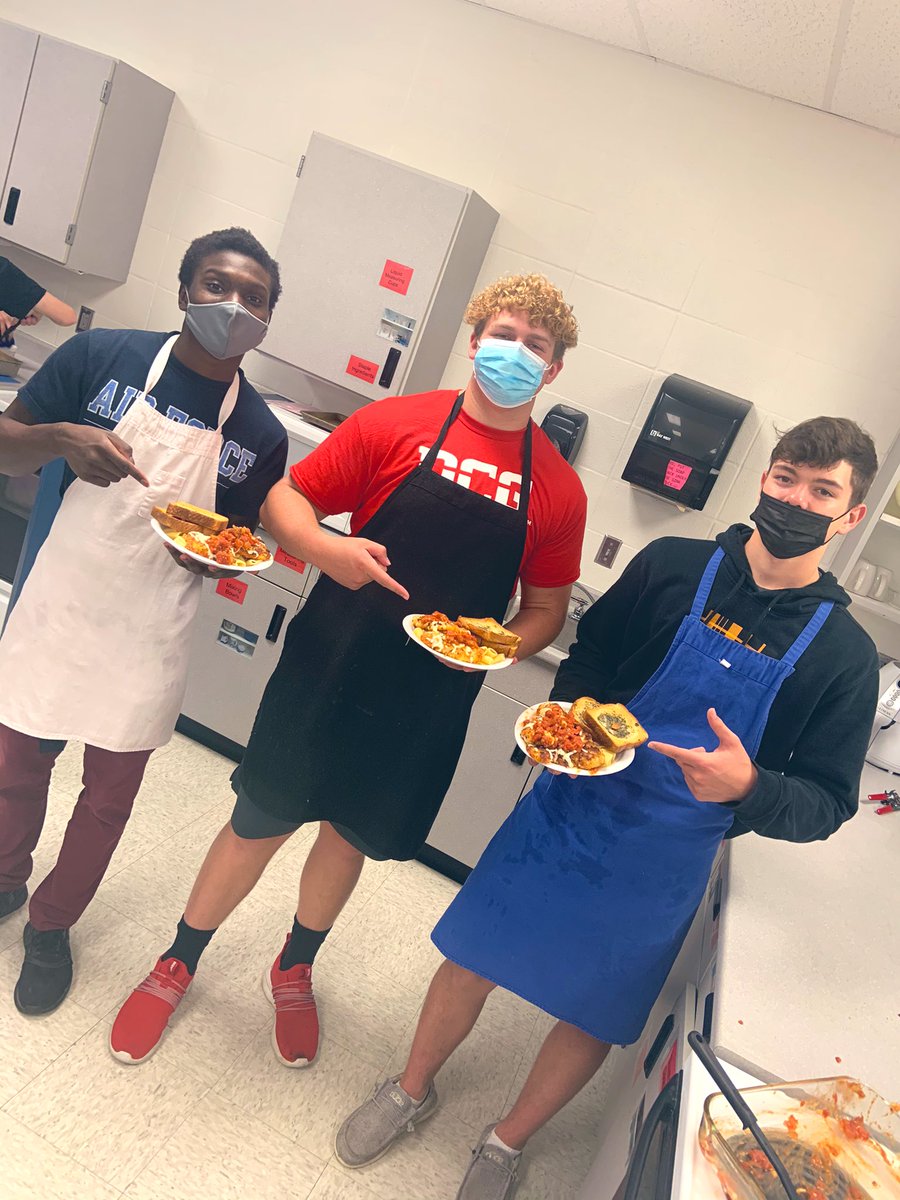 Chicken Parmesan lab today! Probably won’t find this on the menu at <a href="/bigwayburgers/">Big Way Burgers</a>...but it would be a nice addition 🤷🏾‍♀️👍🏾 <a href="/DCGHS/">DCG High School</a>