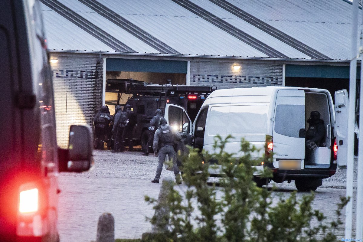 VIDEO: Arrestatieteam doet inval in loods in Arnhem -..