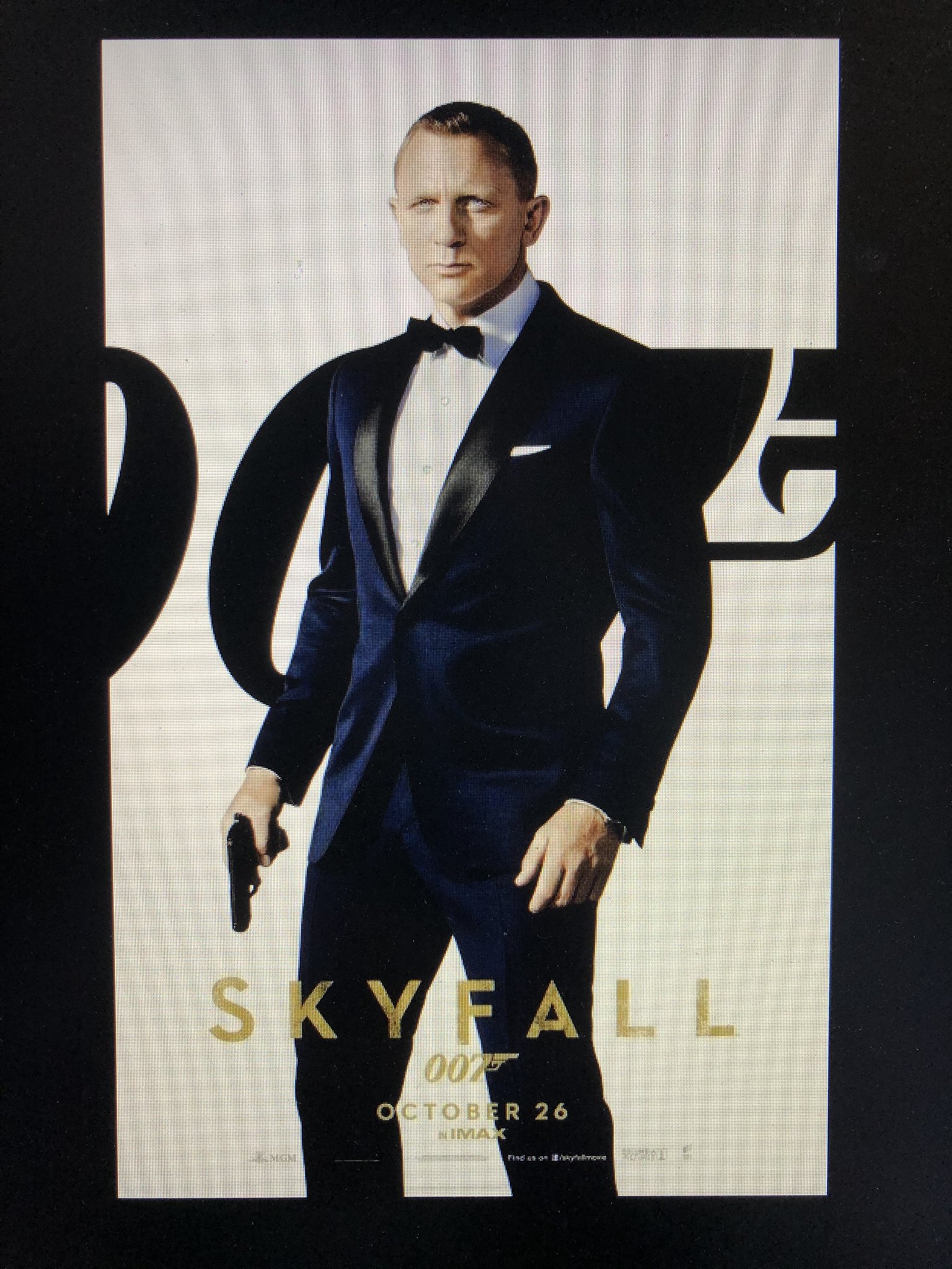 藤川一也 Fujikawa Kazuya テレワークなので社給pc を起動したら 壁紙は近年のボンド映画の傑作とされる 007 スカイフォール Imax版ポスターだった ダニエル クレイグのタキシード姿をフィーチャー T Co 8tms2ebpn1 Twitter