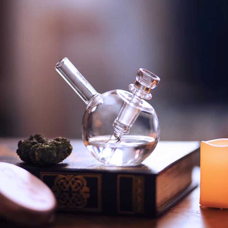 GetKushCa's tweet photo. What strain do you like best to use with your glass bong? https://t.co/9Ffy3j0X6v