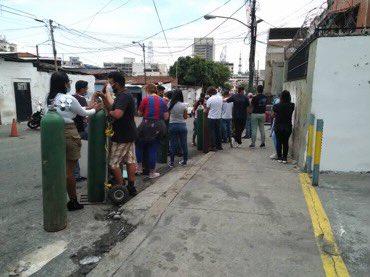 GabyGabyGG's tweet photo. Delcy Rodríguez informa de 1.184 casos de #COVIDー19 reconocidos este #8Ab. 1.182 “comunitarios” y 2 “importados”.
Además informa de 15 fallecidos reconocidos.
Mientras, así estaba hoy un centro para la recarga de oxígeno en Ccs.
Foto: @ElPitazoTV https://t.co/NZdClb5yrP