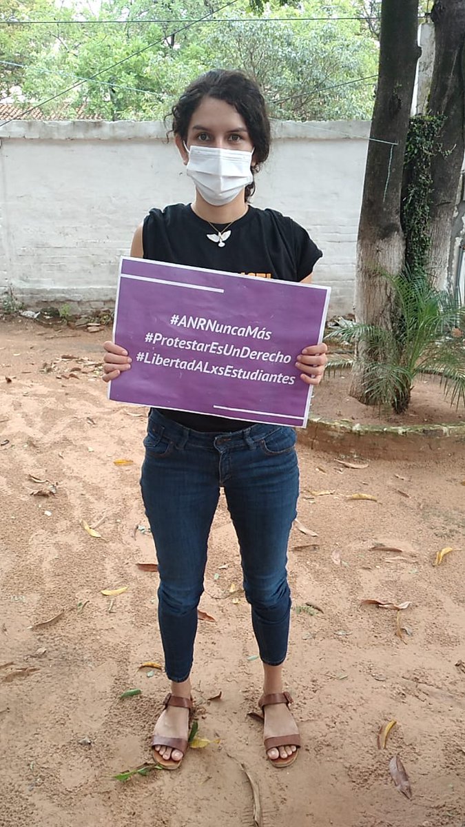 PUFeminista's tweet photo. Un/a preso/a político/a es cualquier persona a la que se la mantenga en la cárcel sin haber cometido un delito tipificado sino porque sus ideas supongan un desafío o una amenaza para el sistema político establecido.

#ANRNuncaMás #ProtestarEsUnDerecho #LibertadALos5 https://t.co/CUdW3b1RpQ