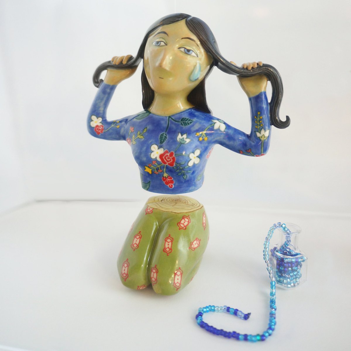 _keeratkaur's tweet image. 3 stages of emotion: 

1. grief splits the body in half, pulling us away from our foundations

2. emptiness hollows the chest; no tears are left to flow

3. as we live on, our tear flasks nourish the blossoms we wear in our hair, our battle standard bears the fruit we worship