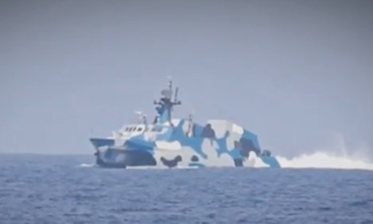 THREAD: following reports of PLA Navy Type-022 Houbei catamaran missile fast attack craft harassing a motorboat chartered by ABS-CBN journalists in the Spratlys, Beijing's pretense about just using "white hulls" to promote SCS peace and stability is well over. Context is impt.