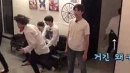 coversuga's tweet photo. bts fazendo                      o namjoon
bagunça                         observando https://t.co/FPDcqzPtRt