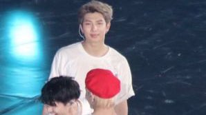 coversuga's tweet photo. bts fazendo                      o namjoon
bagunça                         observando https://t.co/FPDcqzPtRt