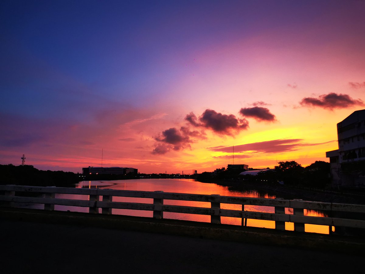 Dudeizir's tweet photo. After God perfected the sunrise, he created photographers, artists, and poets to ensure his feat remained immortal.Β Terri Guillemets
#phonephotography #huaweip30ph #Sunriseseries https://t.co/GhUgNsoGmT