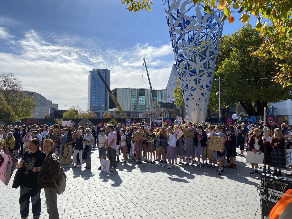 MiaSuth's tweet image. Numbers building at the climate strike in Christchurch #ss4c #schoolstrike