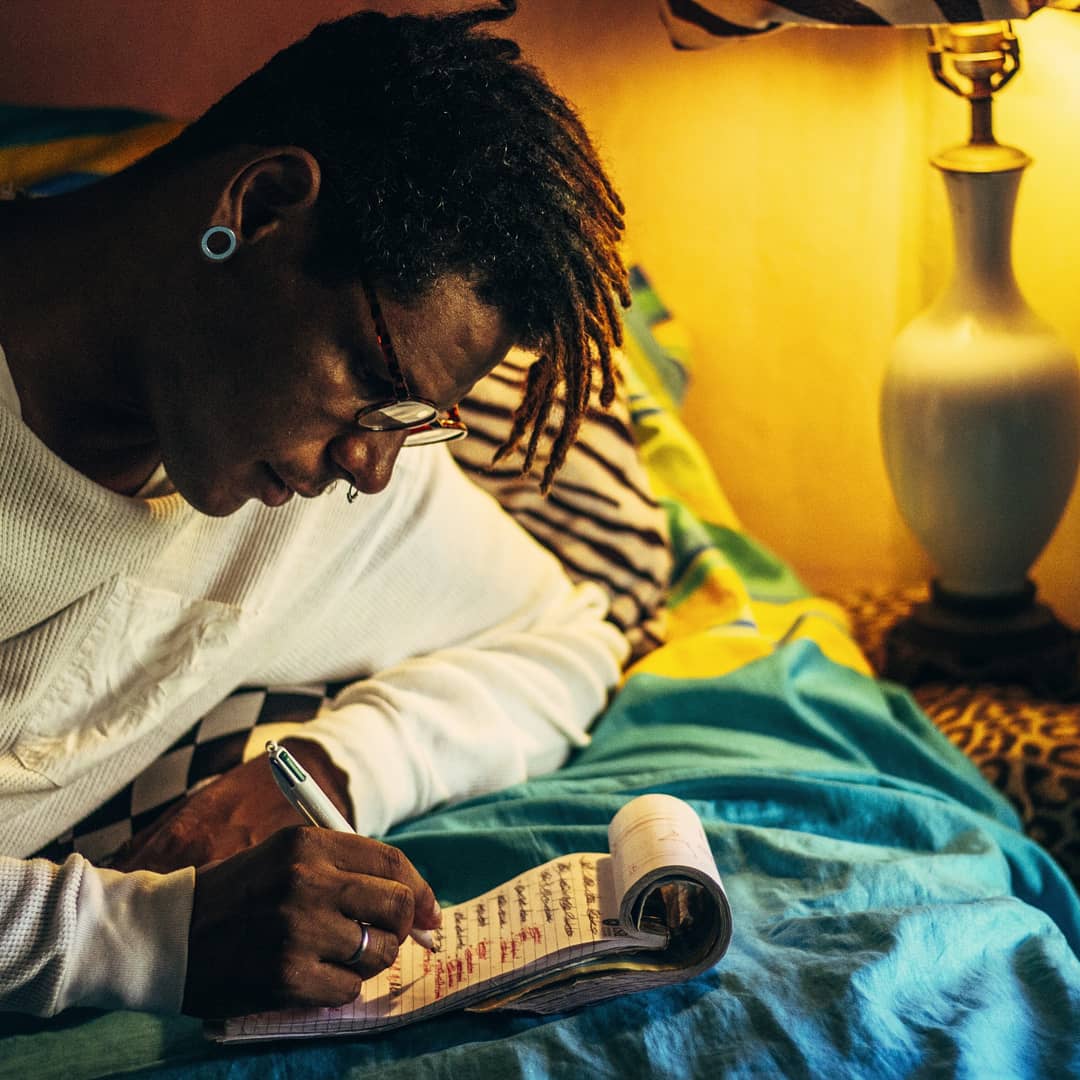 LinnRonconcola's tweet photo. Cuando tengas días en los que no te alcancen luces de ciudad y tu amor se pierda en un río, leer un buen libro o escribir una canción te ayudarán a crear #RecuerdosFuturos 

📸: @florsilvestregg https://t.co/PB4qz2eKY0