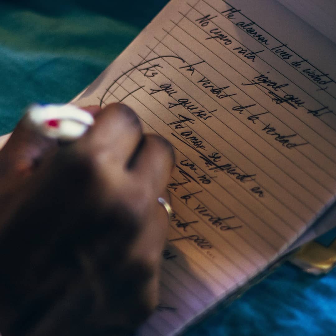 LinnRonconcola's tweet photo. Cuando tengas días en los que no te alcancen luces de ciudad y tu amor se pierda en un río, leer un buen libro o escribir una canción te ayudarán a crear #RecuerdosFuturos 

📸: @florsilvestregg https://t.co/PB4qz2eKY0