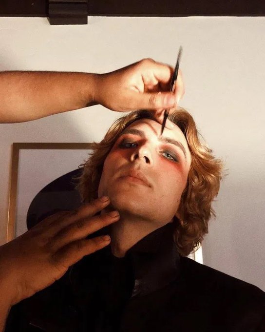 cody fern is so fine for what?? https://t.co/7mKgDcdfuA
