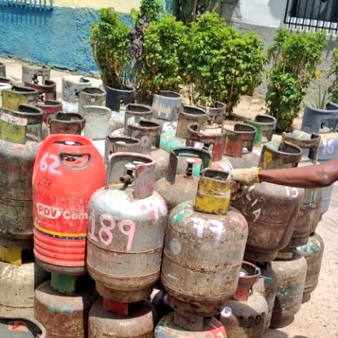 Nuestra Batalla es diaria para garantizar los servicios de nuestro pueblo. En articulación perfecta con nuestro Gob <a href="/RMarcoTorres/">Rodolfo Marco Torres</a> y la empresa @AraguaGasSa aqui van nuestros líderes y lideresas del territorio venciendo con la distribución de Gas Doméstico
#JuntosContraLaCovid19