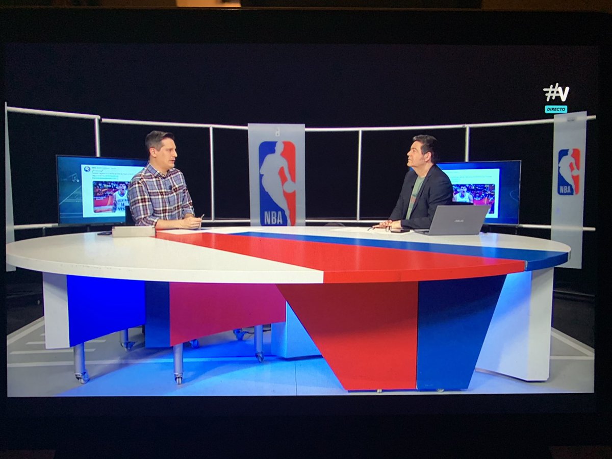 ElMundoNBA's tweet photo. Realmente contento de ver uno de mis tweets en televisión. 
Comentando el fichaje de Deck, @JavierLZ y @RamonFdezEs 
#dormiresdecobardes https://t.co/VczO1ojYR3