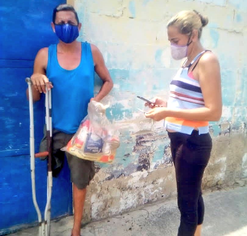 Desde el sector La Cruz cumpliendo con las medidas de Bioseguridad, nuestros aguerridos #CLAP realizan distribución de alimentos gracias a las políticas que realiza la Revolución Bolivariana dirigidas por el Pdte <a href="/NicolasMaduro/">Nicolás Maduro</a> y el Gob <a href="/R_MarcoTorres/">Rodolfo Marco Torres</a>
#JuntosContraLaCovid19