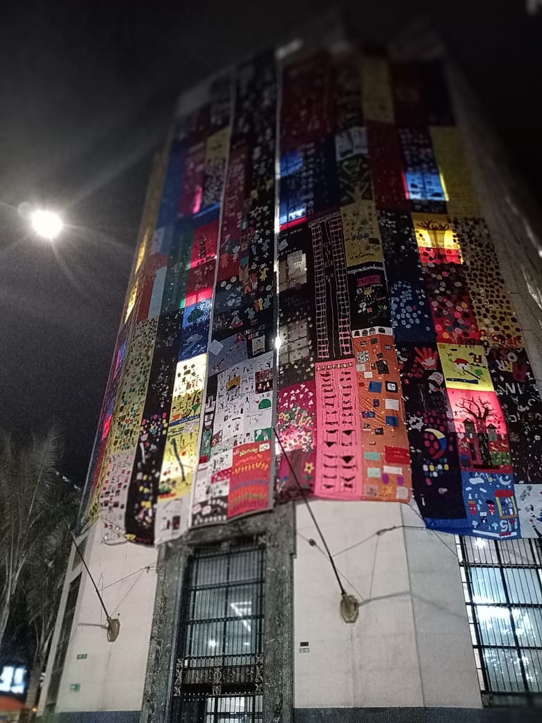 #AEstaHora costureras y costureros por la memoria de Bogotá abrazan y arropan a la <a href="/ComisionVerdadC/">Comisión de la Verdad</a> de cara a la conmemoración del ‘Día Nacional de la Memoria y la Solidaridad con las Víctimas’ #9DeAbril #VerdadParaLasVíctimas