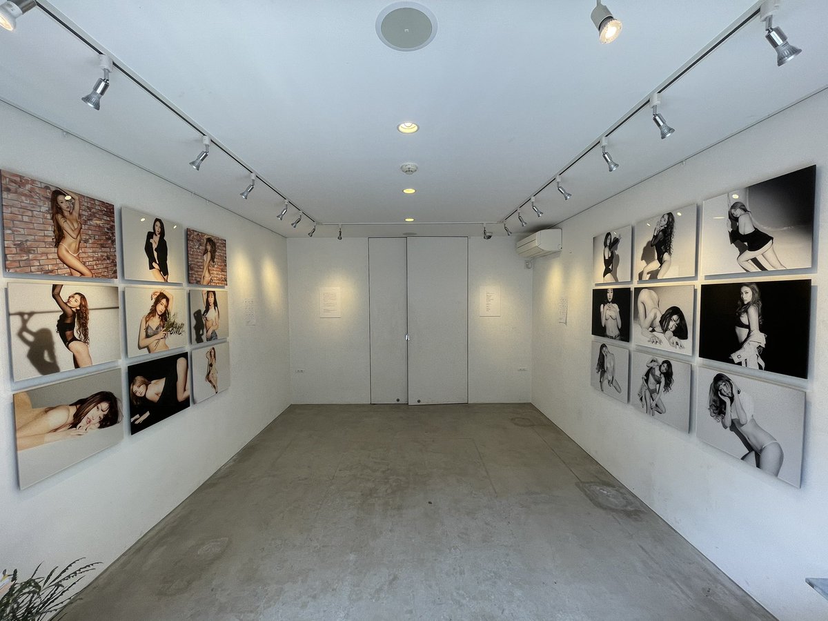 munetakanyc's tweet photo. 今回の展示は新しい試みの為僕自身の説明が必要なので仕事入れず殆ど在廊するようにしています。説明しすぎてお客さんが沢山居る時は対応が至らなくなる場合があります。誠に申し訳ございません。#02展 #CJDSP #munetakatokuyama #nft #nftphotography #nftcreative https://t.co/k2H9VtyF20
