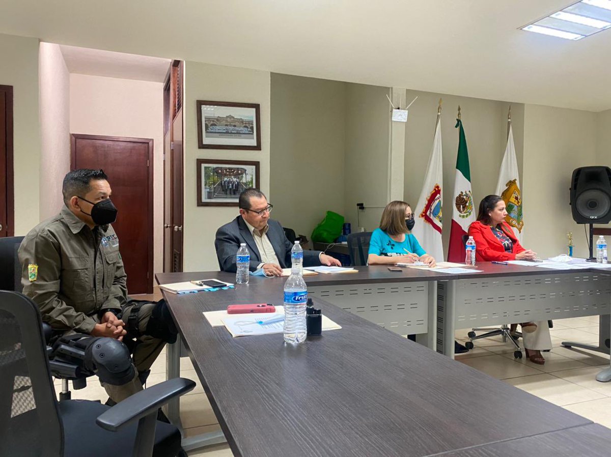 SSPCOAH's tweet photo. Con el esfuerzo y compromiso de todos los municipios seguimos avanzando #Coahuila líder y vanguardista en #Seguridad. En reunión con el municipio de #SanBuenaventura #ConsejoEstatal @SSPCOAH #FuerteCoahuilaEs https://t.co/zQSSUfGWY2