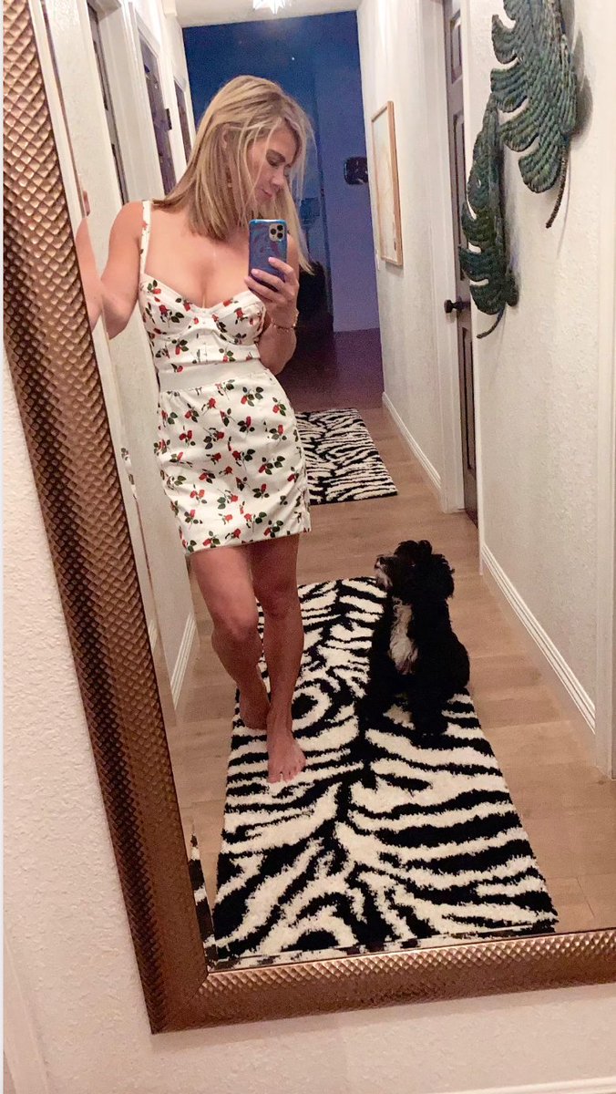 keriwhite's tweet photo. This dog is probably wondering why I take so many mirror selfies LOL 😉📸 
.
.
.
.
.
.
#selfie #mirrorpic #LosAngelesRealEstate #SantaMonicaRealEstate #TheAgency #CaliforniaRealEstate #KeriTV #KeriWhiteRealEstate #KeriWhiteRealEstateAgent https://t.co/dqU1lbUxI1