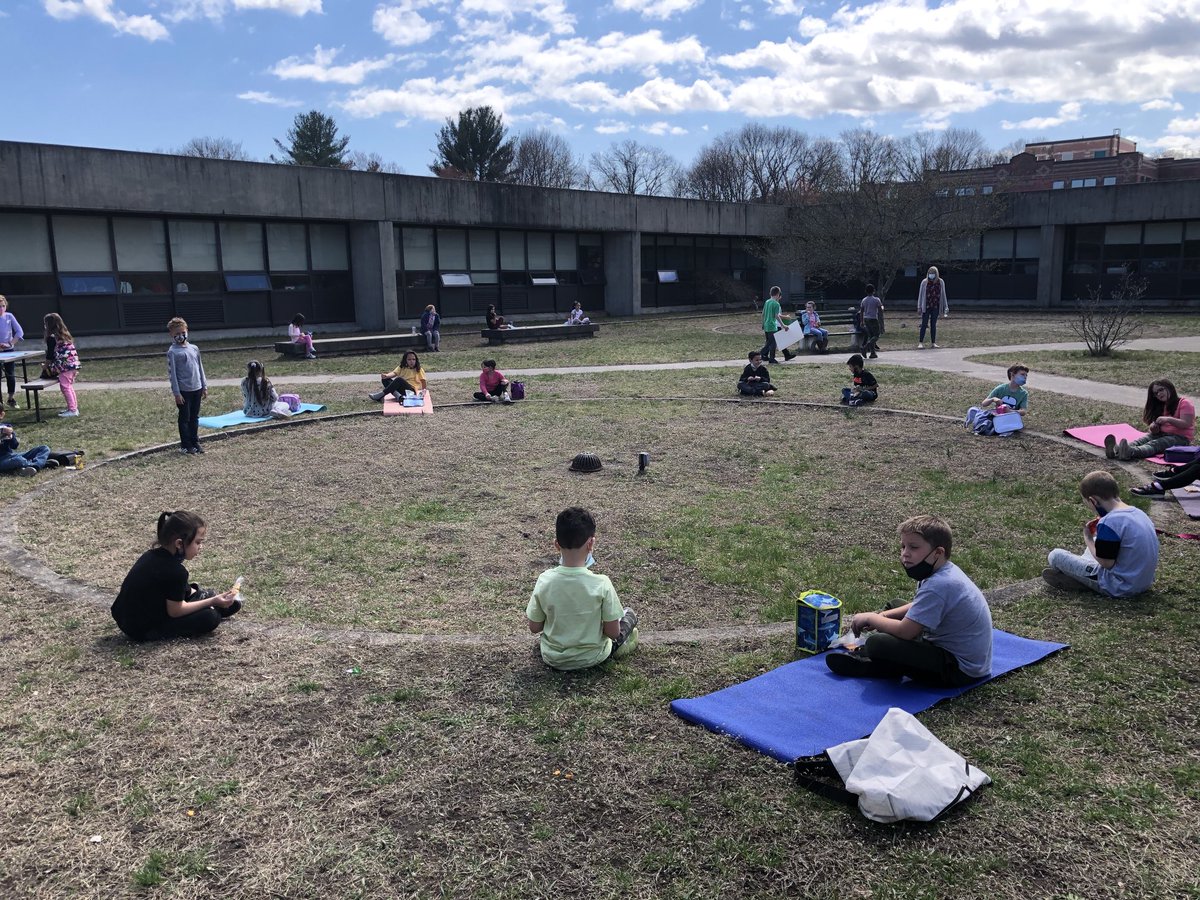 SCarabatsos's tweet photo. Grade 1 enjoying a socially distanced snack in our courtyard @ReillyLPS https://t.co/pGn4p9nqcf